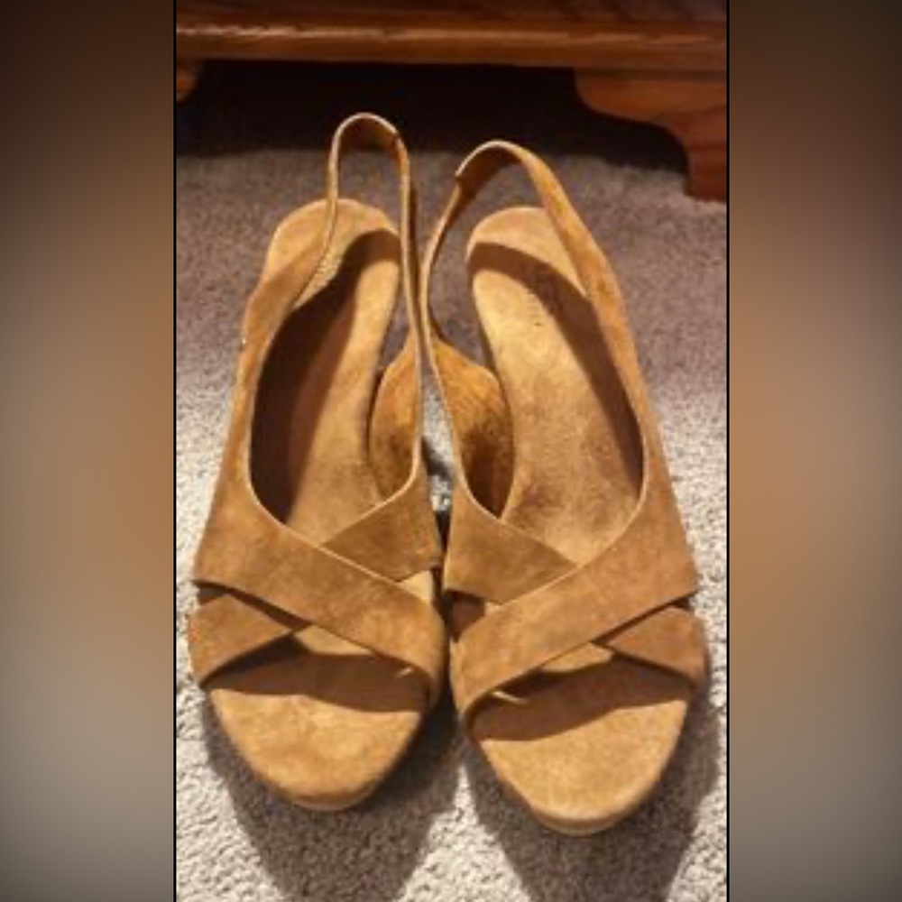 New without the box size 9 UGG suede sandals